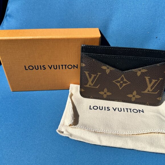 Louis Vuitton card holder - Picture 1 of 6